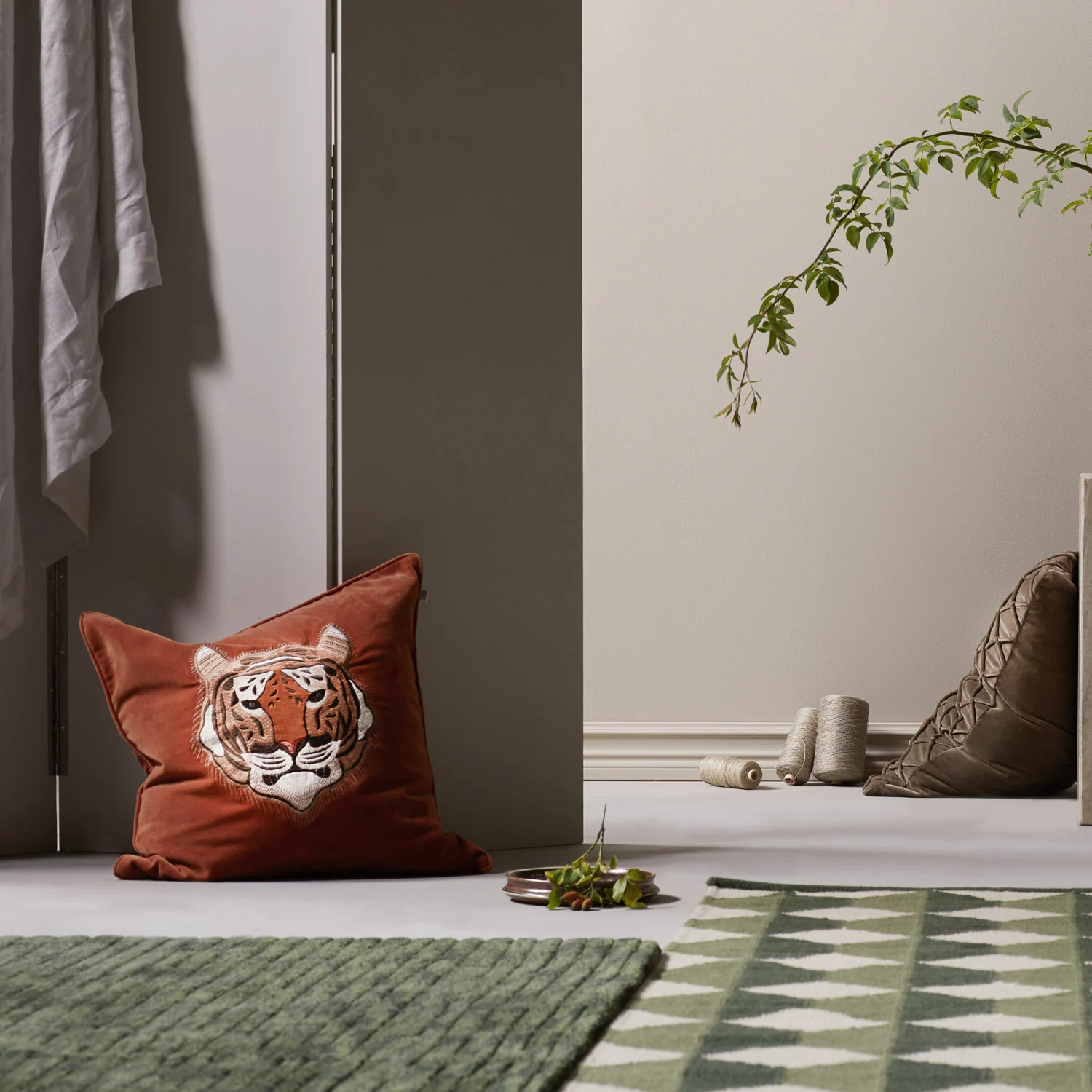 Chhatwal & Jonsson Embroid. Tiger Cushion Cover 50x50cm, Cactus Green 5 Chhatwal & Jonsson Embroid. Tiger Cushion Cover 50x50cm, Cactus Green – Bild 3