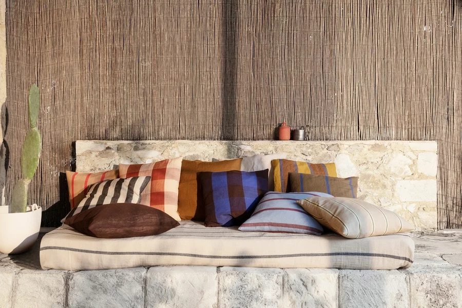 Ferm LIVING Großes Zierkissen 50x50 Cm, Camel / Rot 8 Ferm LIVING Großes Zierkissen 50x50 Cm, Camel / Rot – Bild 6