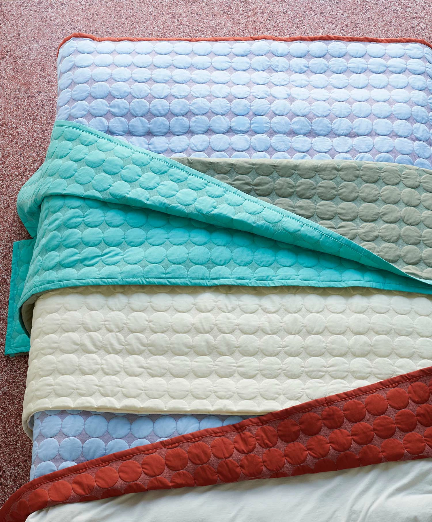 Hay Mega Dot Tagesdecke 195x245 Cm, Hellblau 5 Hay Mega Dot Tagesdecke 195x245 Cm, Hellblau – Bild 3