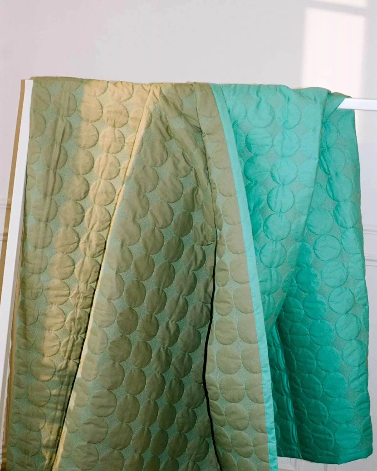 Hay Mega Dot Tagesdecke, 195x245 Cm, Olivgrün 4 Hay Mega Dot Tagesdecke, 195x245 Cm, Olivgrün – Bild 2