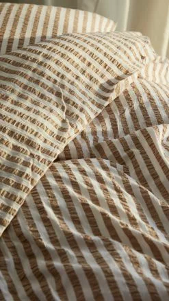 Juna Bæk & Bølge Lines Bettwäsche 140x200 Cm, Sand / Weiß -Home-Verkäufe 2023 juna bk blge lines bed set 17