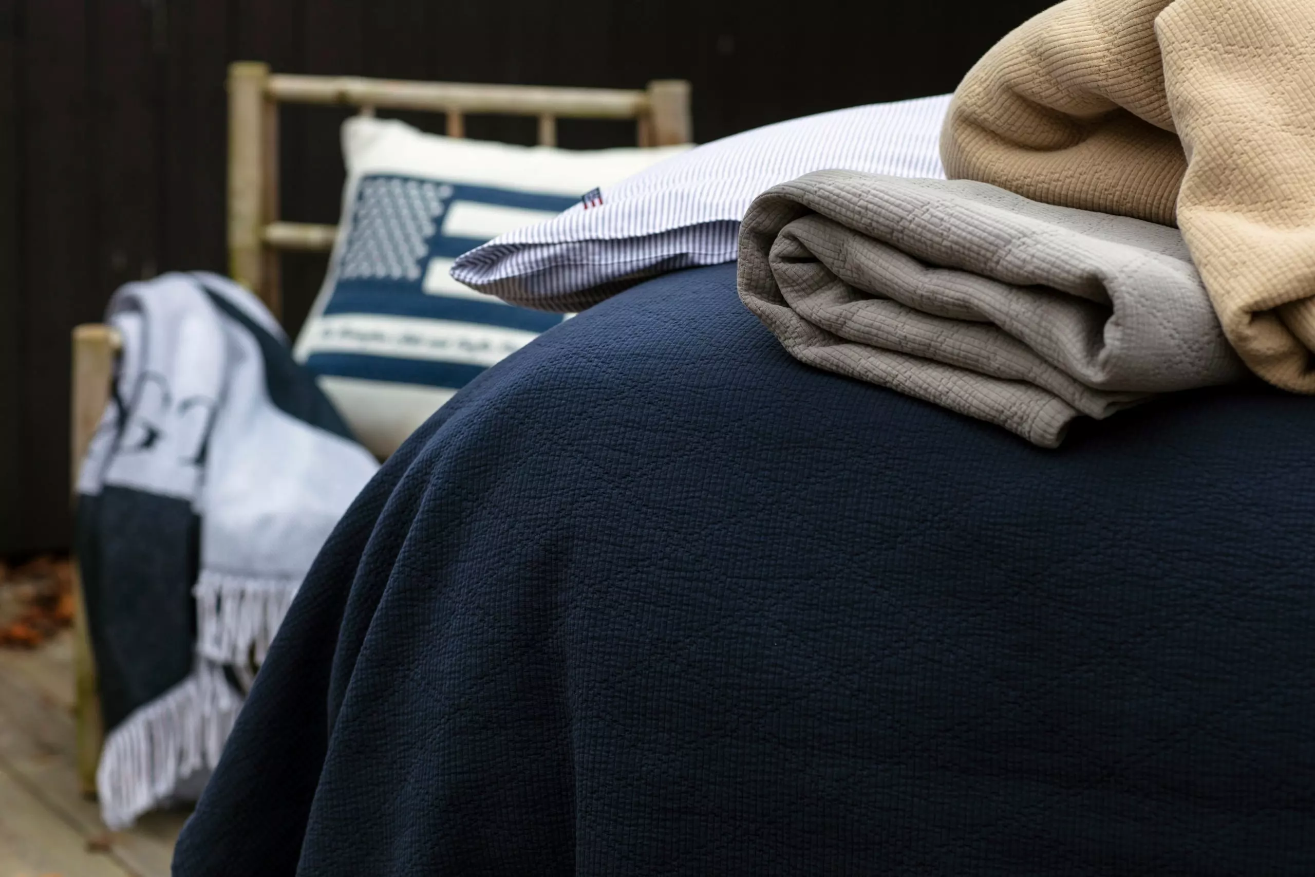 Lexington Quilted Jacquard Tagesdecke Dunkelblau, 260x240 Cm 5 Lexington Quilted Jacquard Tagesdecke Dunkelblau, 260x240 Cm – Bild 3