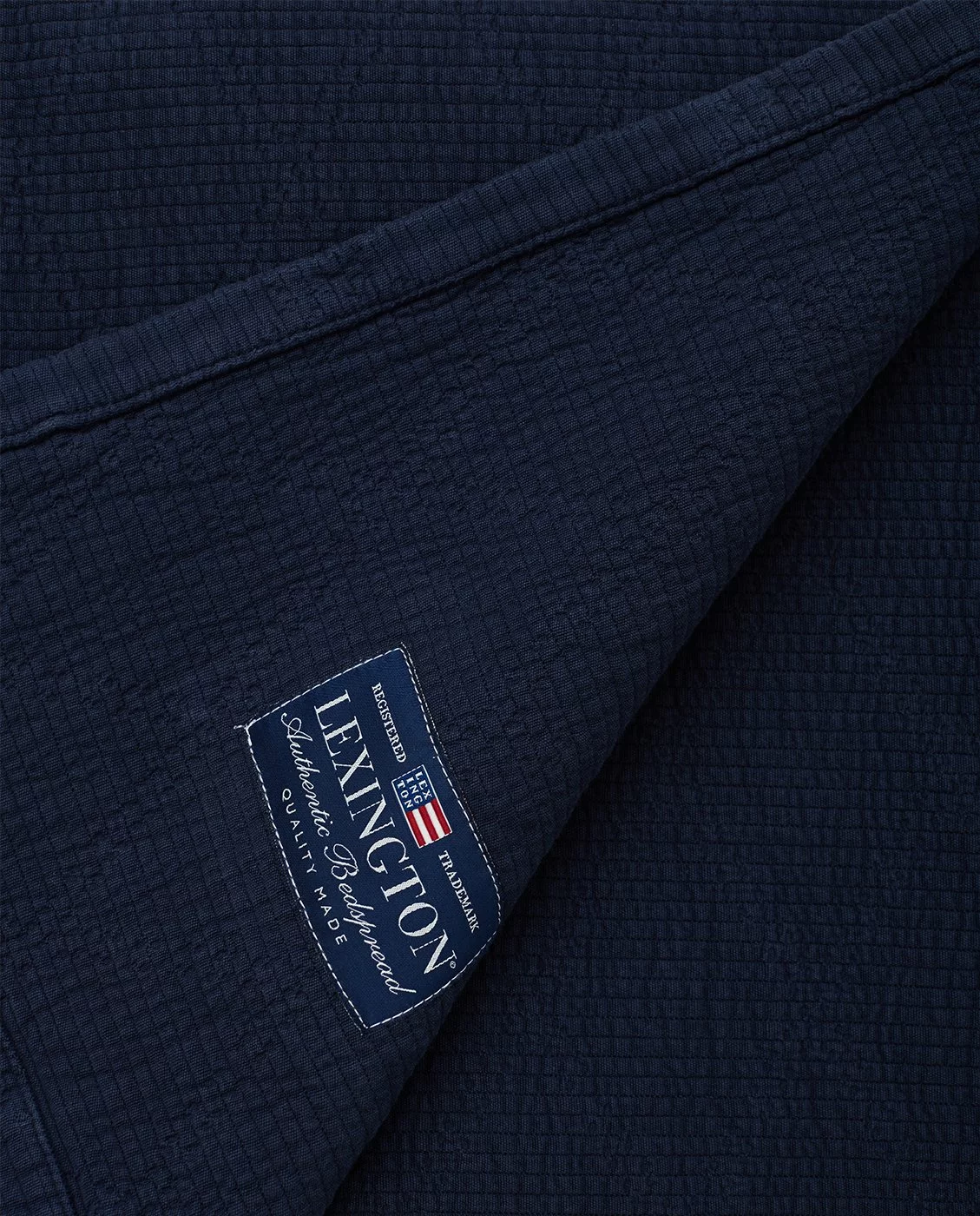 Lexington Quilted Jacquard Tagesdecke Dunkelblau, 260x240 Cm 4 Lexington Quilted Jacquard Tagesdecke Dunkelblau, 260x240 Cm – Bild 2