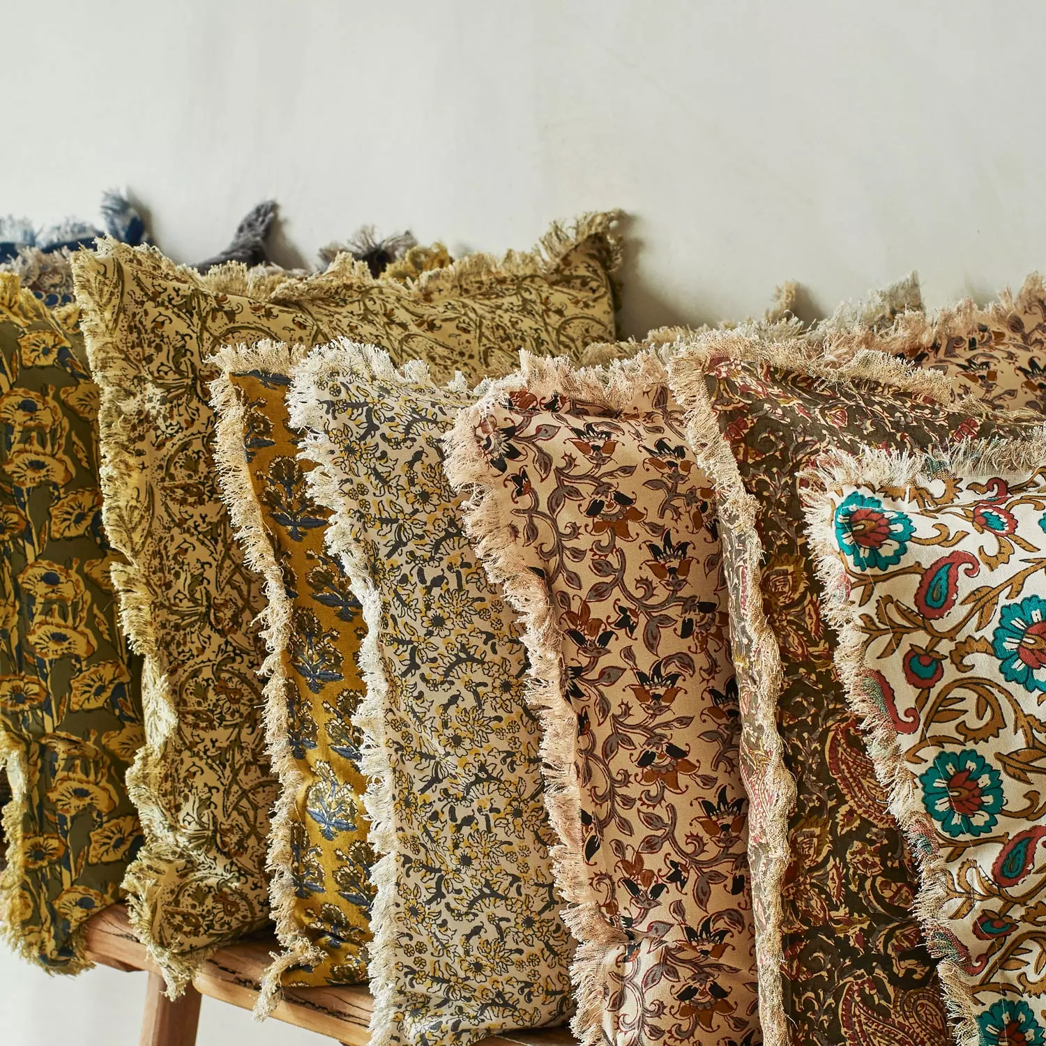 Madam Stoltz Kissenbezug Mit Fransen 50x50 Cm, Sandfarben / Olive 5 Madam Stoltz Kissenbezug Mit Fransen 50x50 Cm, Sandfarben / Olive – Bild 3