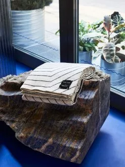 Made By Hand Pinstripe Decke 140x190 Cm, Schwarz -Home-Verkäufe 2023 made by hand pinstripe 3