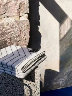 Made By Hand Pinstripe Decke 140x190 Cm, Schwarz -Home-Verkäufe 2023 made by hand pinstripe 4