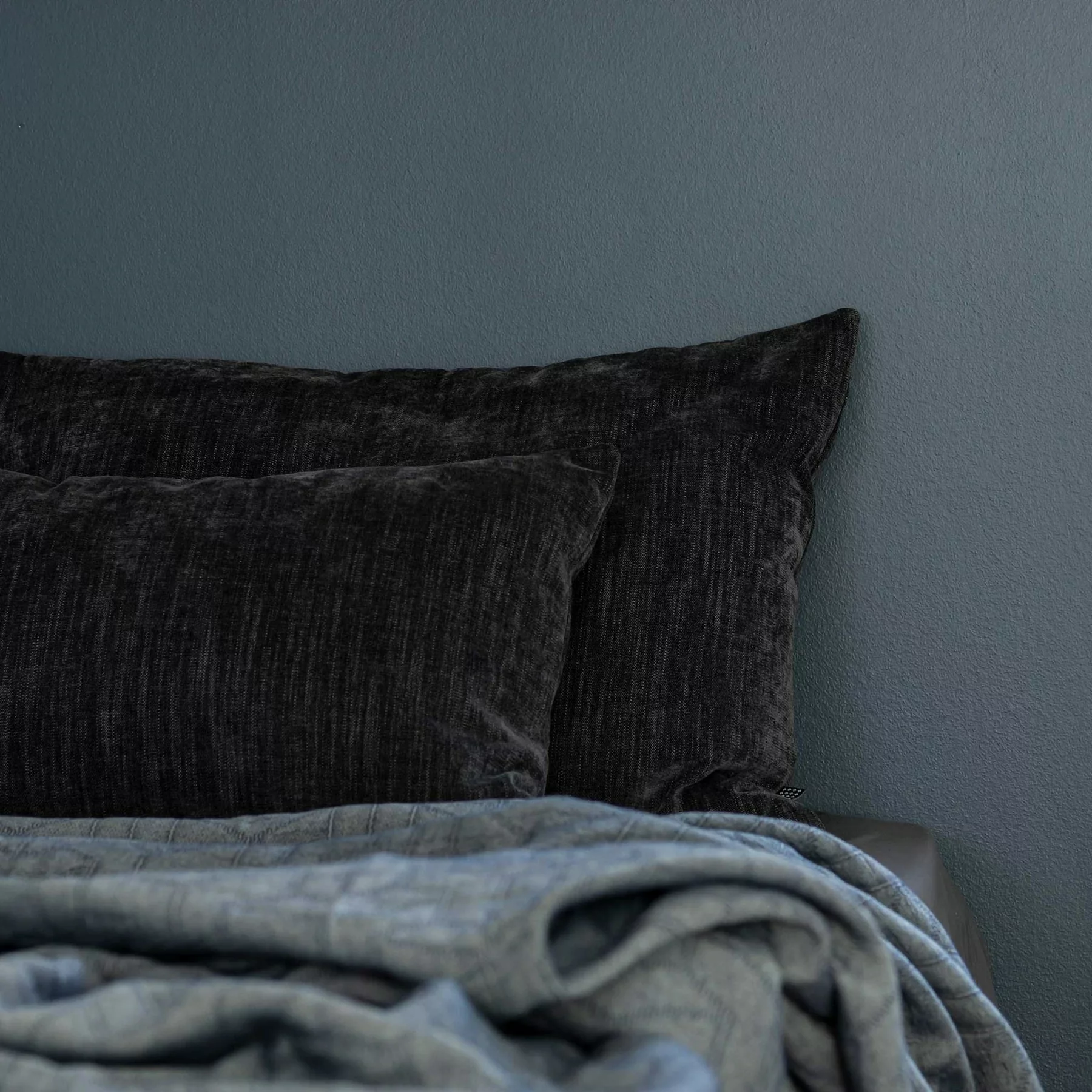 Mette Ditmer Chenille Kissen 40x60 Cm, Anthrazit 4 Mette Ditmer Chenille Kissen 40x60 Cm, Anthrazit – Bild 2