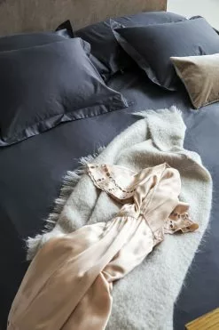 Mille Notti Satina Kissenbezug Dunkelgrau, 60x63 Cm -Home-Verkäufe 2023 mille notti satina kissenbezug 50x60cm dunkelgrau 3