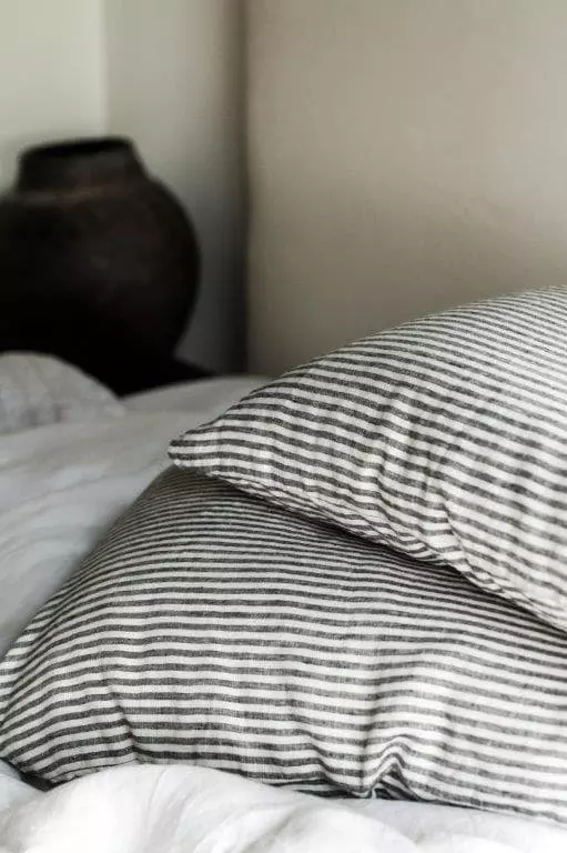 Tell Me More Linen Kissenbezug 50x70 Cm 2-er Set, Grau / Weiß 5 Tell Me More Linen Kissenbezug 50x70 Cm 2-er Set, Grau / Weiß – Bild 3